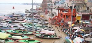 VARANSI NEWS : गंगा के उफान से घाटों पर संकट, डूबीं मंदिर चौकियां, ठप हुई सैकड़ों परिवार की रोजी-रोटी