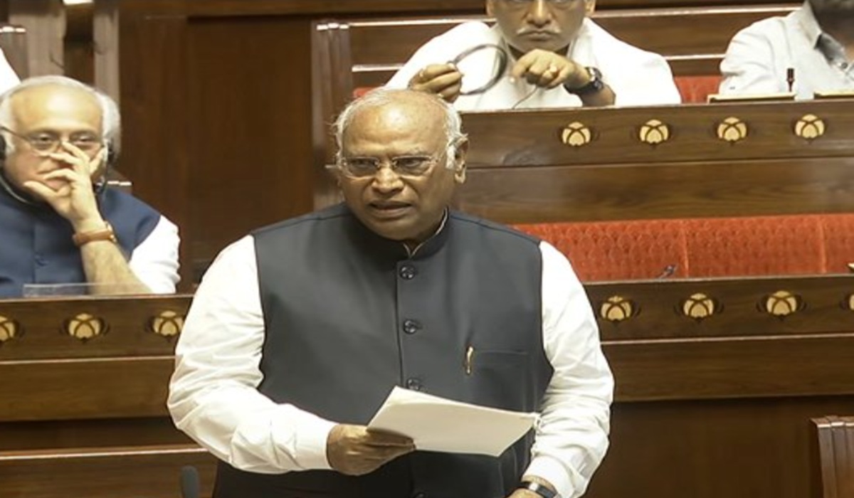 ‘खुद दावत में जाकर गले लग जाते हो, दूसरों को पाठ पढ़ाते हो’, खरगे का PM मोदी पर तीखा हमला