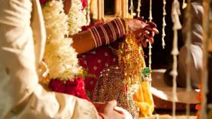 प्यार की अनोखी कहानी: चार बच्चों की मां ने प्रेमी संग रचाई शादी… पति ने दी इजाजत