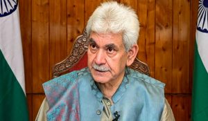 जम्मू-कश्मीर में आतंकियों के मददगार पर गिरी गाज, LG मनोज सिन्हा ने दो सरकारी कर्मियों की सेवाएं समाप्त