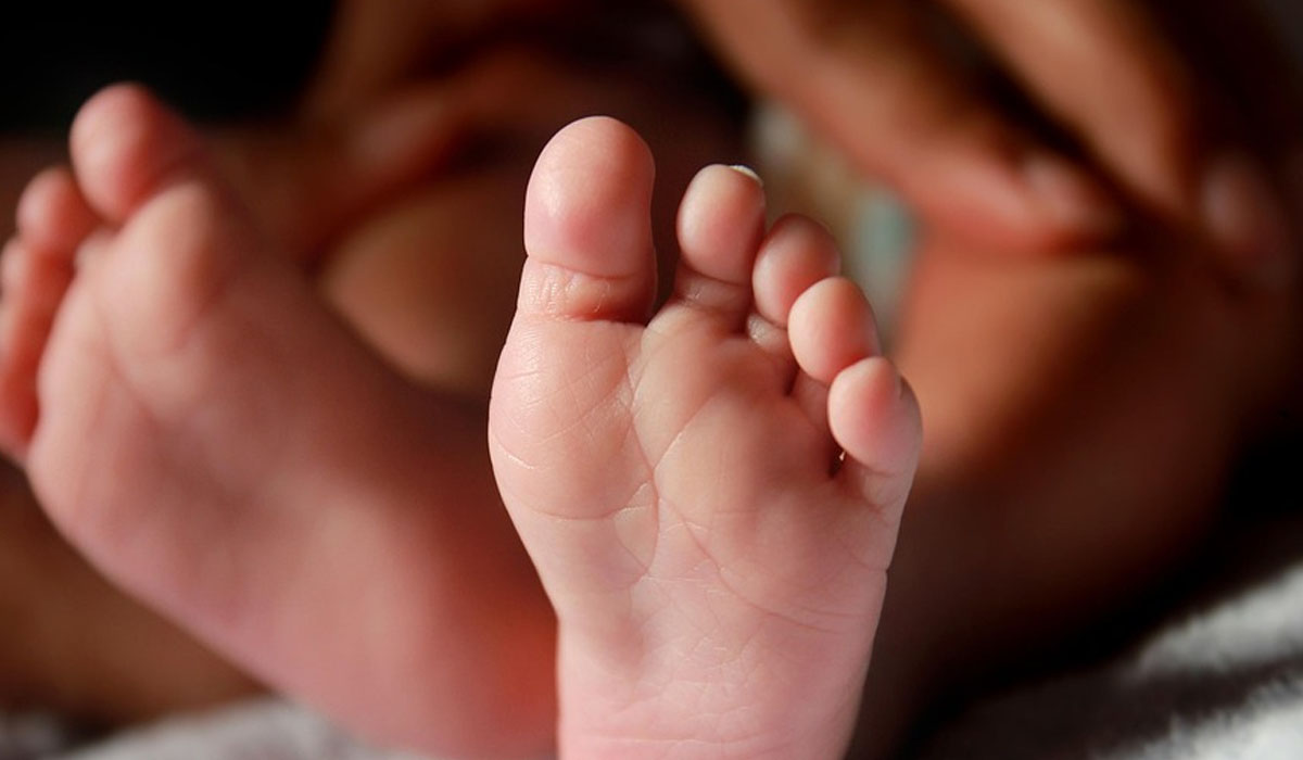 चलती बस में महिला ने बच्चे को दिया जन्म, नवजात को फेंका बाहर, हुई मौत