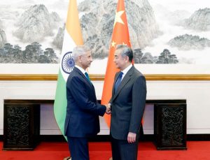 चीन और भारत के विदेश मंत्रियों ने पेइचिंग में वार्ता की