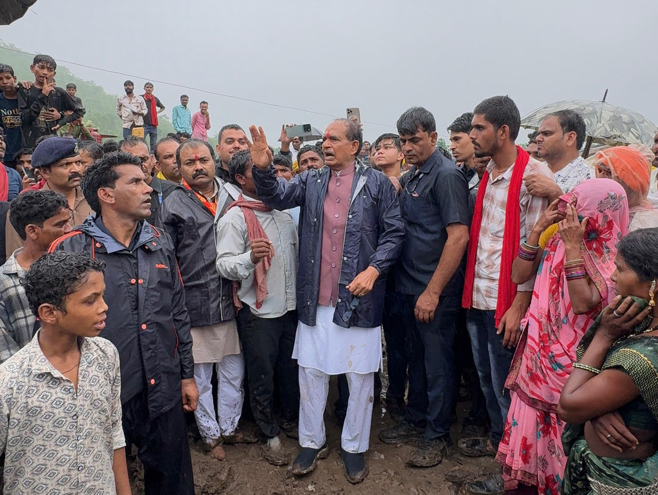 खिवनी खुर्द गांव में आदिवासियों से मिले केंद्रीय कृषि मंत्री Shivraj Singh: कहा- मैं सांसद या मंत्री के रूप में नहीं…