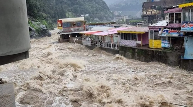 पाकिस्तान में भारी बारिश का कहर, बाढ़-भूस्खलन से हुई 71 लोगों की मौत, 358 घर क्षतिग्रस्त