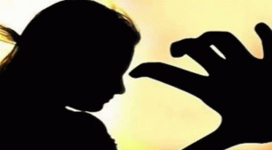 कलयुगी बाप! पिता-पुत्री के रिश्तों को किया तार-तार, अपनी ही बेटी को धमकाकर बनाता रहा शारीरिक संबंध, दूसरी बेटी पर थी बुरी नजर