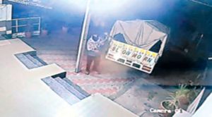 बोलैरो पिकअप में आए चोर, इलैक्ट्रॉनिक शोरूम के तोड़े सभी कैमरे , 3 ए.सी., एल.ई.डी., टी.वी., लैपटॉप व अन्य सामान ले गए