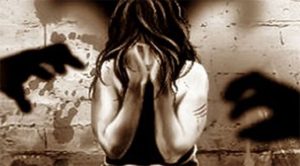 फर्नीचर बनाने आए मिस्त्री ने बाथरूम में लगाए हिडन कैमरे, महिला और उसकी बेटियों की वीडियो बनाकर किया ब्लैकमेल, जबरन बनाए अवैध संबंध