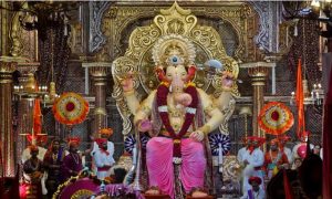 हाथ में चक्र, सिर पर मुकुट; लालबागचा राजा की पहली झलक, दर्शन के लिए भक्तों का उमड़ा सैलाब