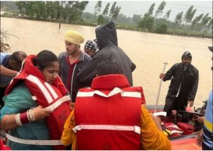 पंजाब पुलिस ने NDRF, SDRF और सेना के साथ मिलकर बाढ़ प्रभावित जिलों में बचाव अभियान किया तेज