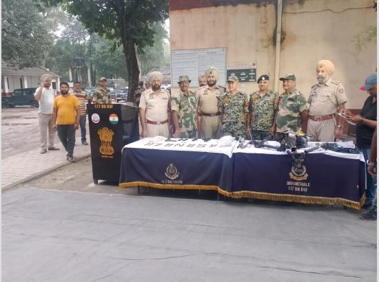 बीएसएफ और पंजाब पुलिस ने सिंघोके गांव के पास संयुक्त अभियान में ड्रोन, हथियार, गोला-बारूद और हेरोइन बरामद की