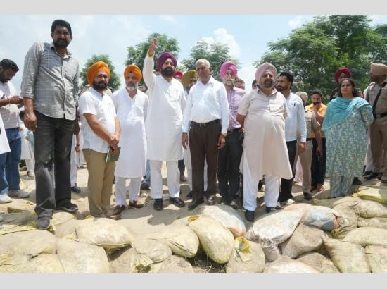 बरिंदर गोयल ने बाढ़ प्रभावित इलाकों का किया दौरा और फिरोजपुर- तरनतारन में मजबूत राहत उपायों का वादा किया