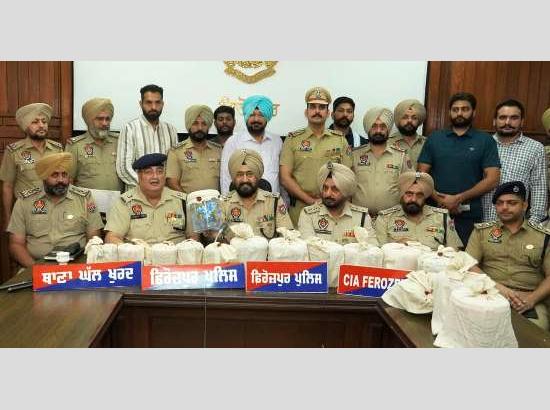 फिरोजपुर पुलिस ने नशीले पदार्थों का भंडाफोड़ करते हुए पांच युवकों को किया गिरफ्तार ; 13 किलो हेरोइन, हथियार बरामद