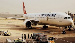 Turkish Airport पर Boeing 777 में निकला धुआं, यात्रियों की उड़ान तुरंत कराई गई खाली, देखें Video
