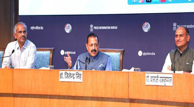केंद्रीय मंत्री जितेंद्र सिंह ने भारत के पहले दो जलयात्रियों कमांडर जतिंदर पाल सिंह और राजू रमेश की सराहना की