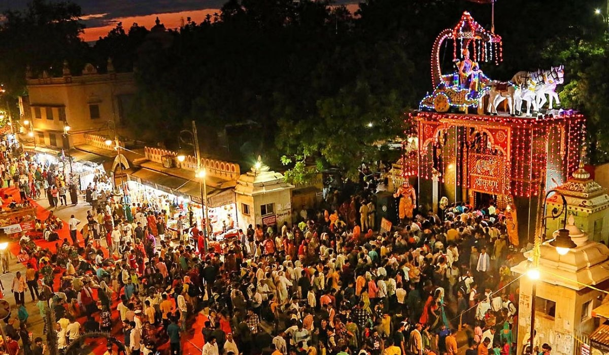 जन्माष्टमी के शुभ अवसर पर कृष्ण जन्मभूमि मथुरा में उमड़ी श्रद्धालुओं की भारी भीड़