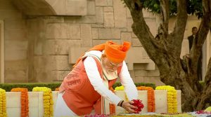 PM Narendra Modi दिल्ली के राजघाट पहुंचे, महात्मा गांधी को दी श्रद्धांजलि