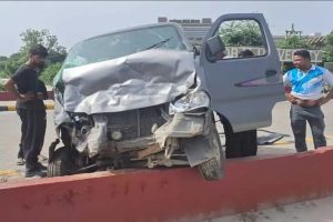 तेज रफ्तार कार ने स्कूली वैन में टक्कर मारी, बच्चों के हुआ फ्रैक्चर, वैन चालक की पसलियां टूटी