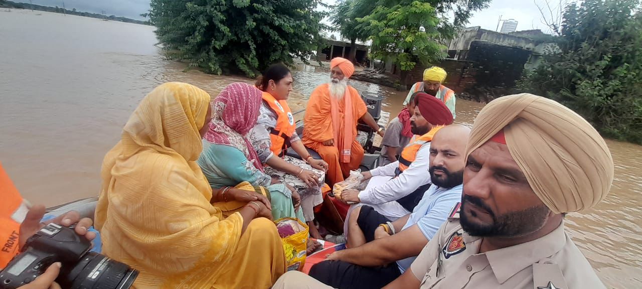 राजविंदर कौर ने संत सीचेवाल संग बाढ़ प्रभावित इलाकों का किया दौरा