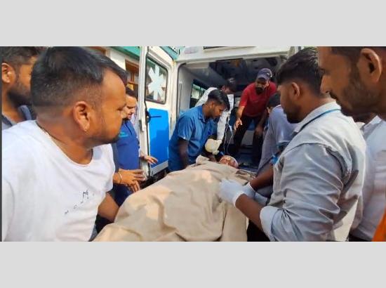 आलमारी से पिस्तौल गिरने से अचानक चली गोली;12 वर्षीय लड़का गंभीर रूप से घायल