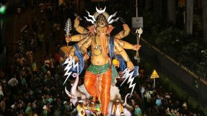 मुंबई में गणपति बप्पा के स्वागत की शुरुआत… सिर पर सजाया गया आकर्षक मुकुट, देखें तस्वीरें
