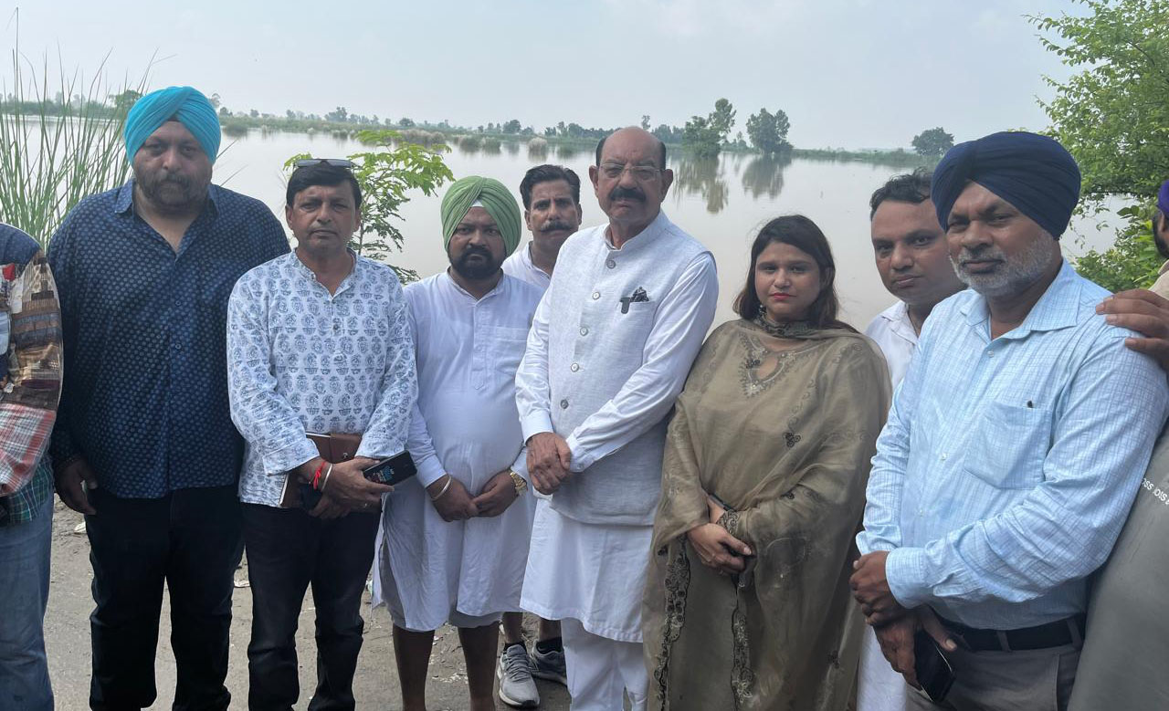 कैबिनेट मंत्री Mohinder Bhagat के साथ AAP की जालंधर शहरी टीम ने बाढ़ प्रभावित क्षेत्रों का किया दौरा