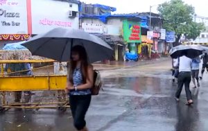 VIDEO : मूसलाधार बारिश से पानी-पानी हुई मायानगरी, स्कूल-कॉलेज बंद, रेड अलर्ट जारी