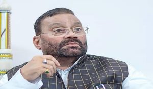 शख्स ने पहले माला पहनाई फिर जड़ दिया तमाचा, रायबरेली में स्वामी प्रसाद मौर्य पर हमला