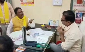जखनियां में विधायक बेदीराम को निरीक्षण में मिली खामियां, सीएचसी प्रभारी को सुना दी खरी खोटी, देखें Video