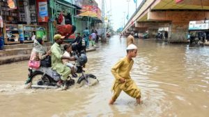 पाकिस्तान: मानसूनी बारिश ने मरने वालों का आंकड़ा 299 हुआ, जिनमें से 140 बच्चे शामिल
