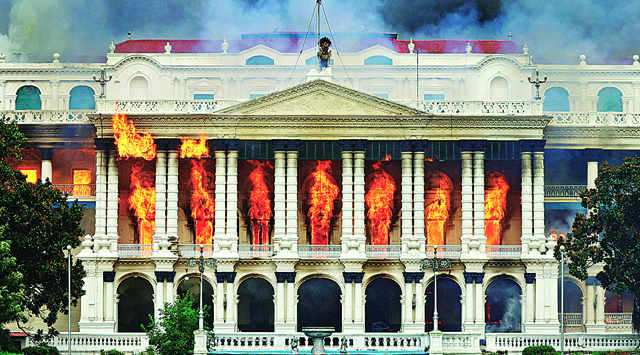 डोलता सिंहासन: नेपाल सरकार का मुख्य प्रशासनिक भवन सिंघु दरबार धू-धू कर जला