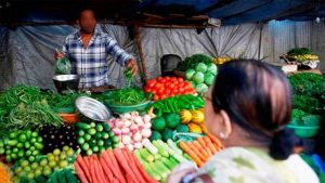 बाढ़ से फलों-सब्जियों के दाम 40 फीसदी उछले, मनमाने रेट वसूल कर रहे दुकानदार