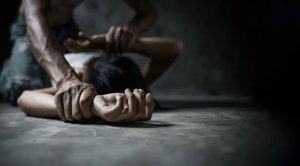 इंटरव्यू के लिए महिला को होटल में ले गया फैक्टरी का जनरल मैनेजर, नशीला पदार्थ पिलाकर किया दुष्कर्म