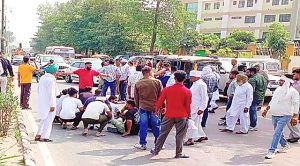 चाकू से हमला कर युवक की निर्मम हत्या, हत्यारों की गिरफ्तारी को लेकर परिजनों ने स्टेट हाइवे पर लगाया जाम