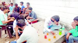 पुलिस, प्रशासन व नगर निगम की देखरेख में चल रहा सड़क किनारे शराब पिलाने व अवैध कब्जे का कारोबार