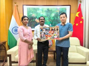 कोलकाता में चीनी वाणिज्य दूतावास के कार्यवाहक महावाणिज्यदूत छिन योंग ने सीआरआई के लंबे समय से श्रोता और लेखक रविशंकर बसु से मुलाकात की