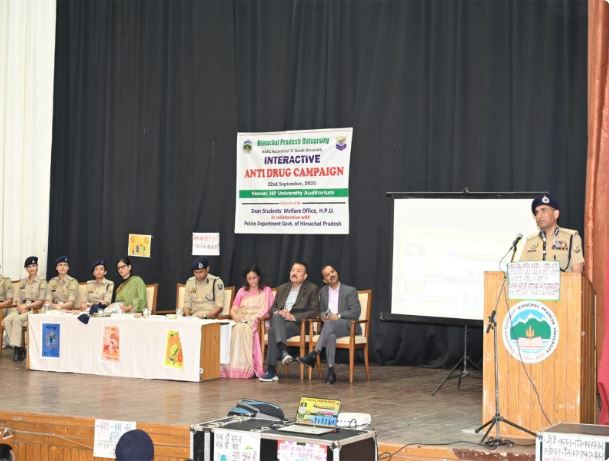 हिमाचल पुलिस ने HPU University में नशीली दवाओं के दुरुपयोग के प्रति जागरूकता अभियान का किया आयोजन