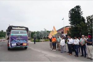 पंजाब के राज्यपाल कटारिया ने बाढ़ प्रभावित लोगों के लिए राहत सामग्री से भरे चार ट्रकों को दिखाई हरी झंडी