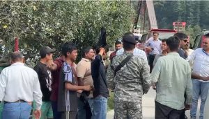 पतलीकूहल में लगे कंगना GO Back के नारे, काले झंडे दिखाकर सांसद Kangana का लोगों ने किया विरोध