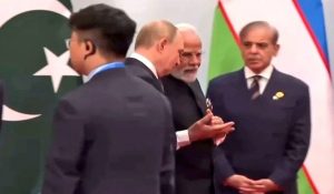 मोदी-पुतिन बातचीत करते हुए निकल गए, अकेले खड़े देखते रहे शहबाज शरीफ (Video)