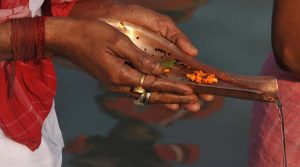 Pitru Paksha 2025 : पितरों की शांति और आशीर्वाद के लिए करें जरूर ये विशेष उपाय, जानें महत्व