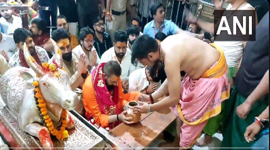 उज्जैन के महाकालेश्वर मंदिर पहुंचे संजय दत्त, भस्म आरती में हुए शामिल; देखें Video