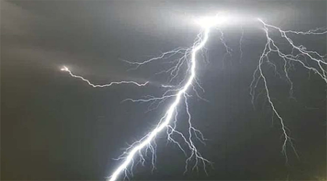 आसमानी बिजली की चपेट में आने से 3 भेड़ पालकों की मौत