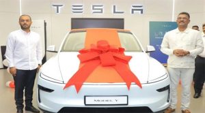 Tesla ने भारत में डिलीवर की पहली कार, महाराष्ट्र के परिवहन मंत्री ने खरीदी