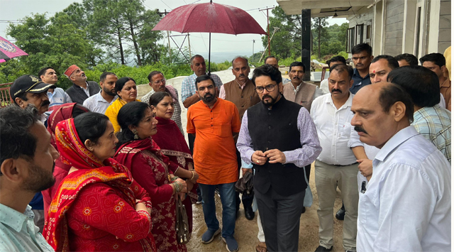 सांसद Anurag Thakur ने हमीरपुर के आपदा प्रभावित गांवों का किया दौरा