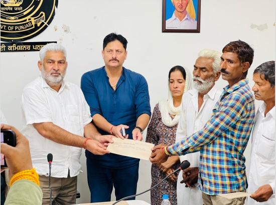 लाल चंद कटारूचक ने चार बाढ़ पीड़ितों के परिवारों को सौंपे 4 लाख रुपये के चेक