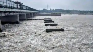 दिल्ली में बाढ़ का मंडराया खतरा! यमुनानगर में हथिनीकुंड बैराज के सभी गेट खोले गये, आसपास गांवों में अलर्ट