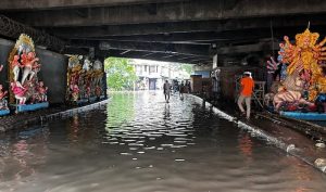 कोलकाता में मूसलाधार बारिशः करंट लगने से 7 लोगों की मौत, जलभराव से हुआ ट्रैफिक जाम