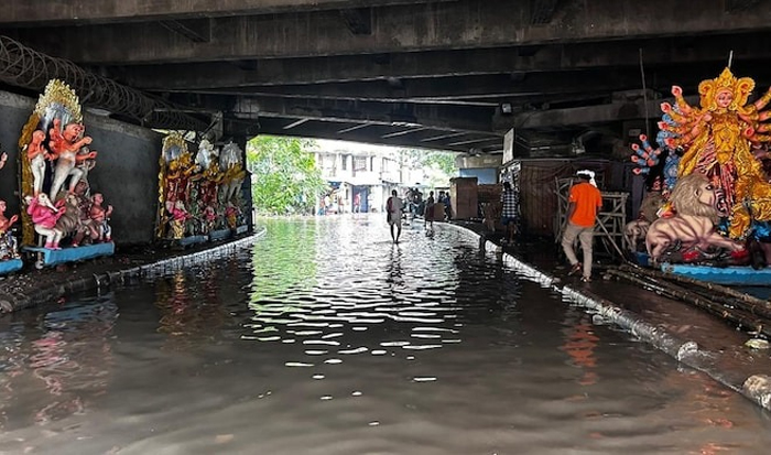 कोलकाता में मूसलाधार बारिशः करंट लगने से 7 लोगों की मौत, जलभराव से हुआ ट्रैफिक जाम