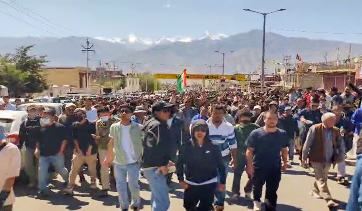 लद्दाख को राज्य का दर्जा देने की मांग: लेह में युवाओं ने किया हिंसक प्रदर्शन, BJP दफ्तर में लगाई आग 