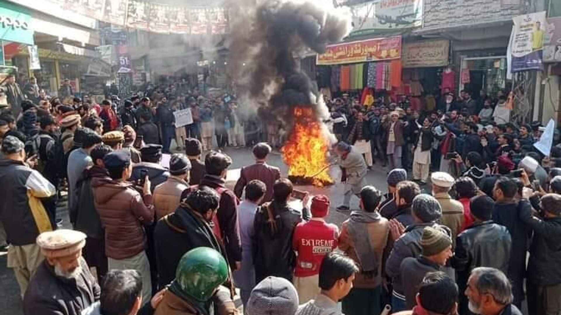 पाकिस्तान में बगावत के सुर तेज, POK में लोगों का गुस्सा फुटा; इंटरनेट सेवा बंद
